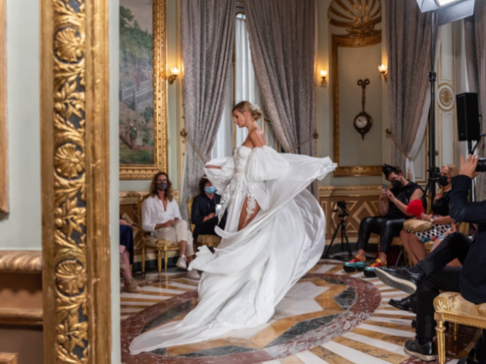 Modelo vestida de novia en Atelier Couture