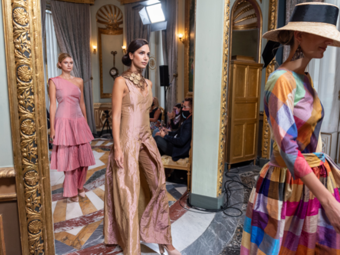 Modelos vestidas de invitada en Atelier Couture
