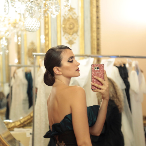 Una modelo se fotografía en el backstage de Atelier Couture