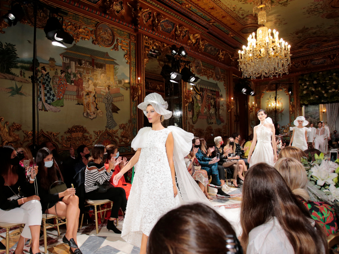 Modelos vestidas de novia en Atelier Couture