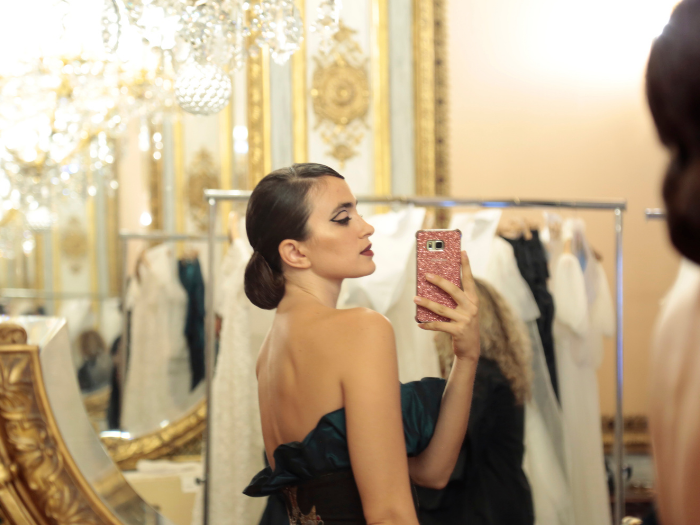 Una modelo se fotografía en el backstage de Atelier Couture