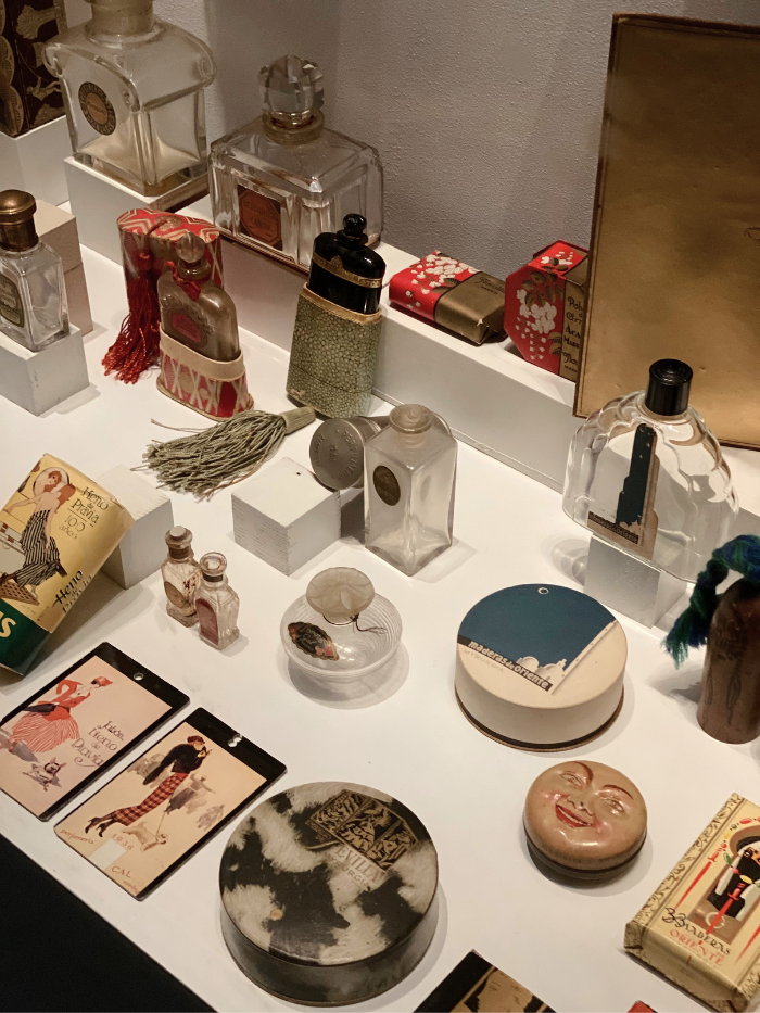 Productos cosméticos de los años 20 en el Museo del Traje