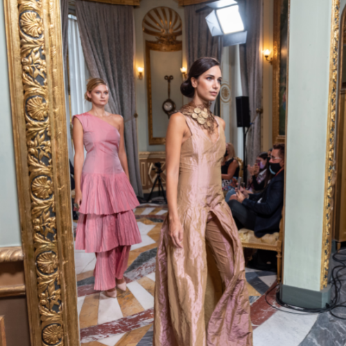 Modelos en un desfile de Atelier Couture en el Palacio de Santoña