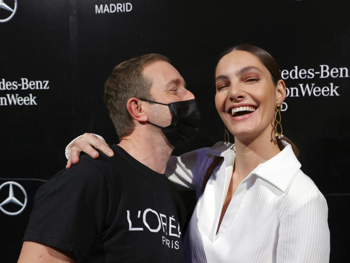 Modelo en el backstage de Ángel Schlesser