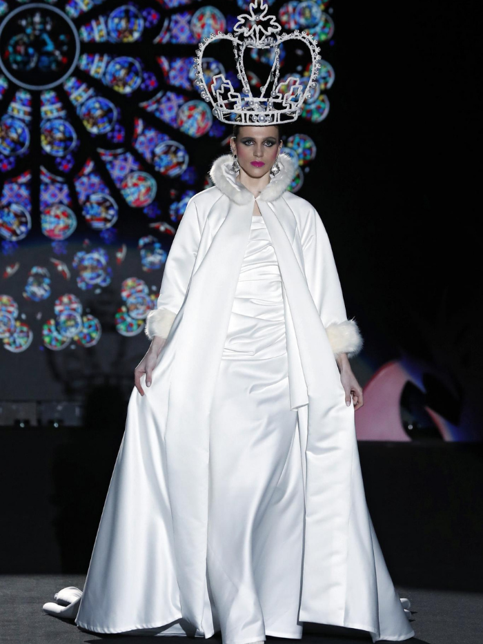 Modelo vestida por Guillermo Décimo