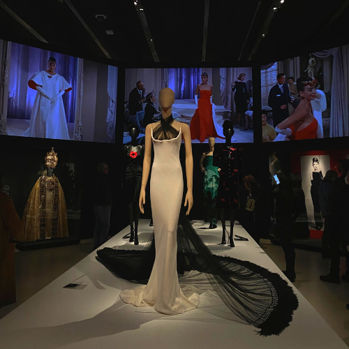 Sala de la exposición Cine y Moda por Jean Paul Gaultier