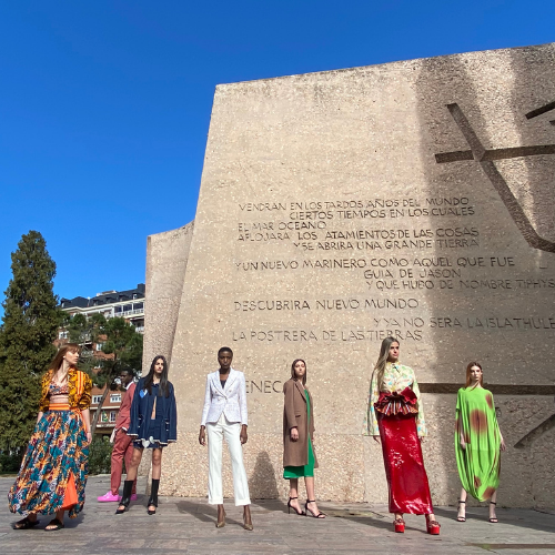 Modelos en la Plaza de Colón