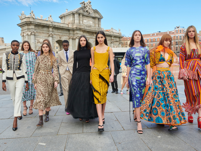 Modelos en la Puerta De Alcalá