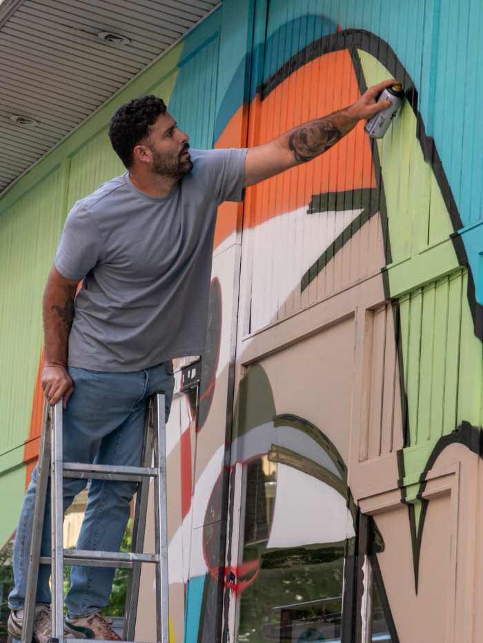 Artista pintando un muro en las calles de Lavapiés
