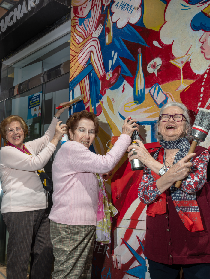 Vecinas pintando un muro en las calles de Lavapiés