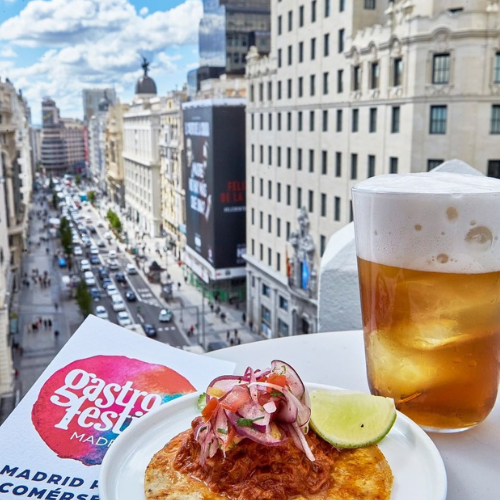 Tapa y cerveza en la terraza de Picalagartos en la Gran Vía de Madrid