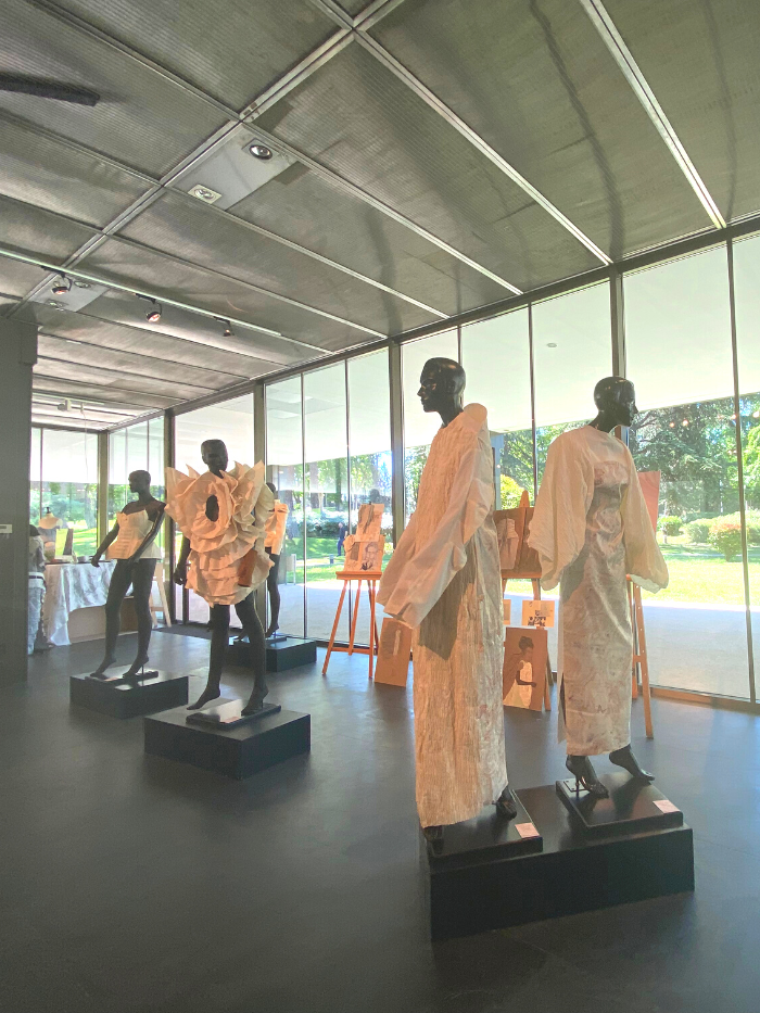 Maniquíes vestidos por los estudiantes de Kroomdos