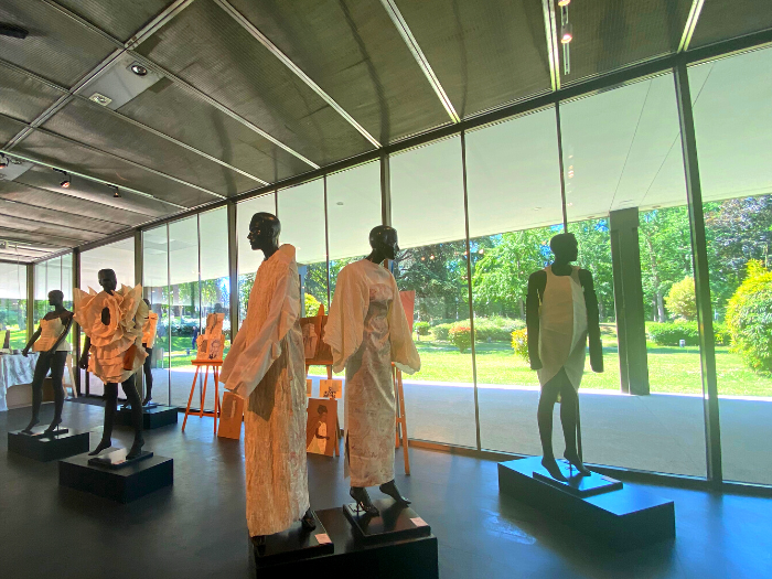 Maniquíes vestidos por los estudiantes de Kroomdos