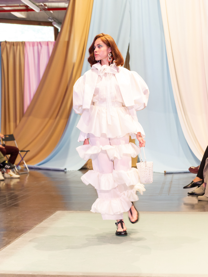 Modelo vestida por un estudiante de IED en el desfile de Graduation Fashion Show