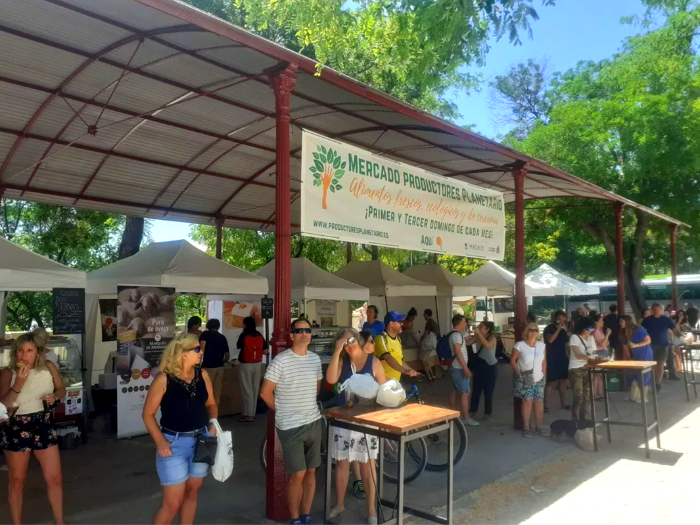 Público en el Mercado de Productores de Planetario