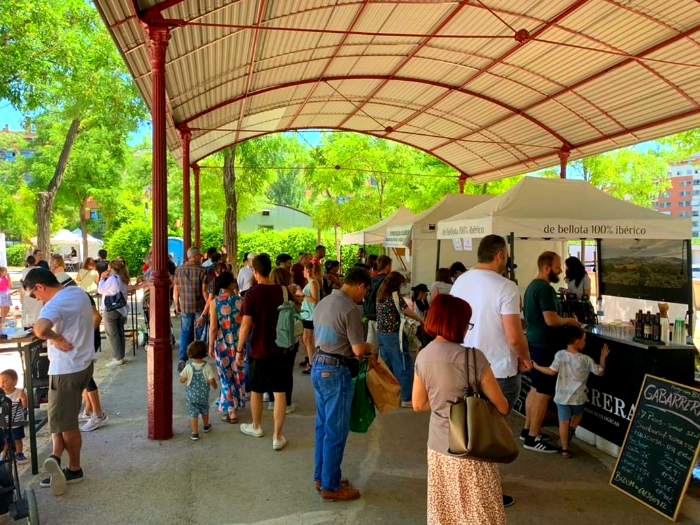 Público en el Mercado de Productores de Planetario