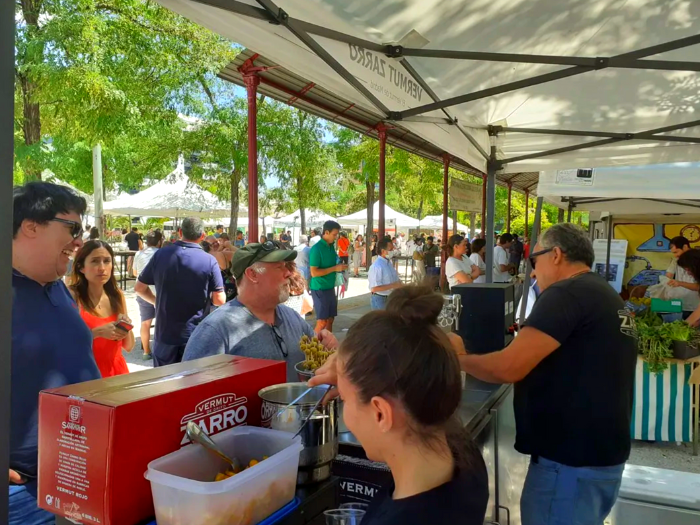 Público en el Mercado de Productores de Planetario