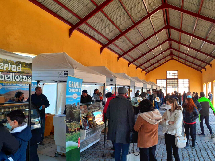 Público en el Mercado de Productores de Planetario