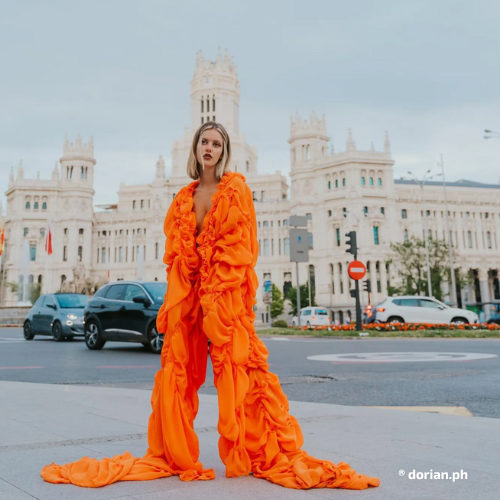 Modelo vestida de María Lafuente posando frente al Ayuntamiento de Madrid