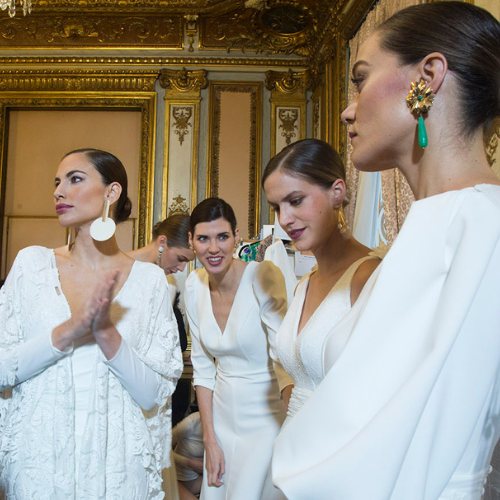 Modelos en el backstage de Atelier Couture en el Palacio de Santoña durante la edición de 2021