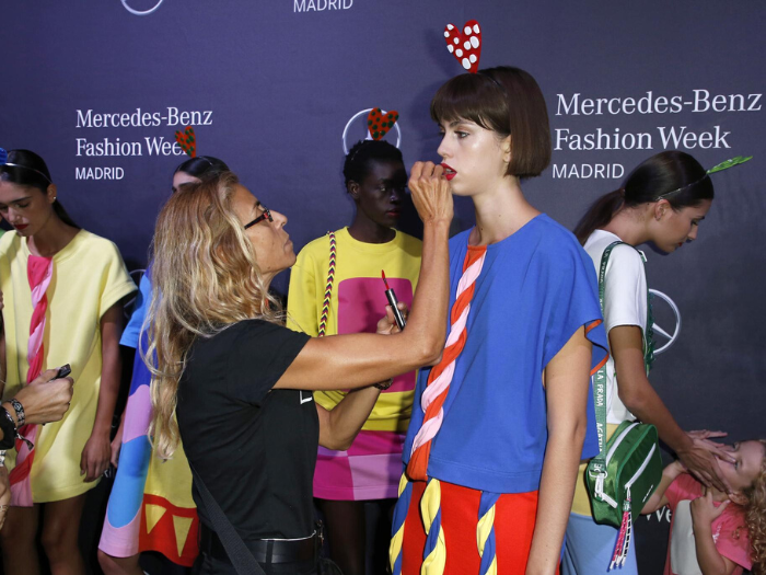 Modelos en el backstage de IFEMA durante MBFW Madrid de septiembre 2022