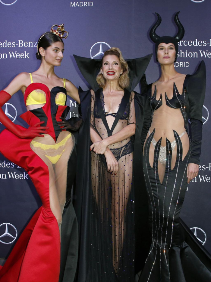 Modelos en el backstage de IFEMA durante MBFW Madrid de septiembre 2022