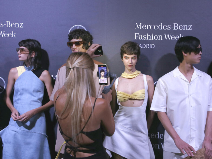 Modelos en el backstage de IFEMA durante MBFW Madrid de septiembre 2022