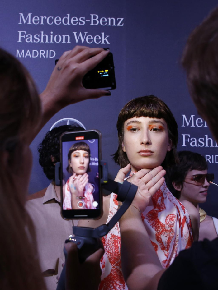 Modelos en el backstage de IFEMA durante MBFW Madrid de septiembre 2022