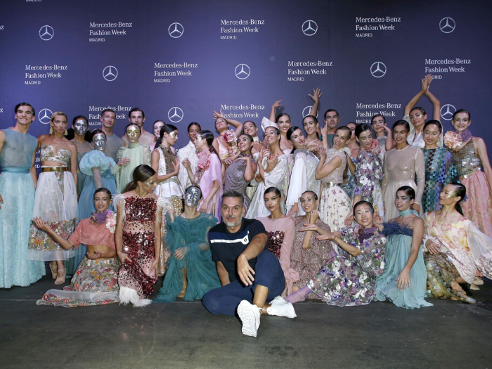 Modelos en el backstage de IFEMA durante MBFW Madrid de septiembre 2022