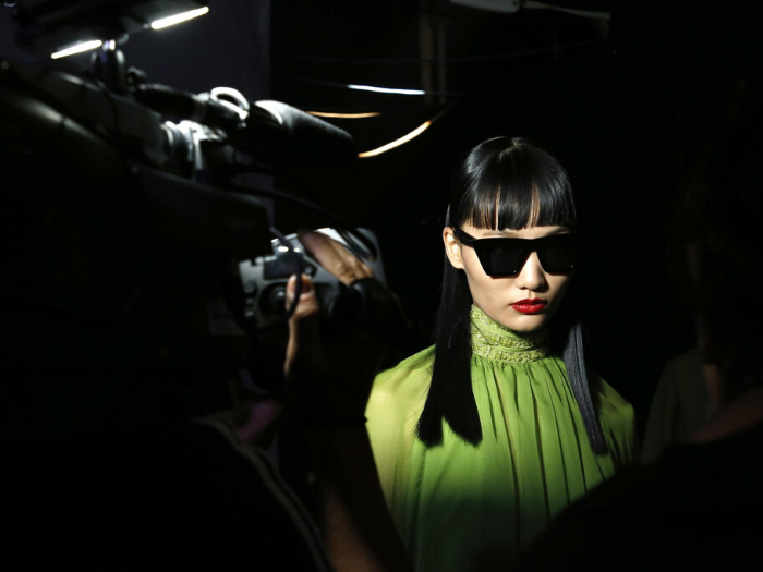 Modelos en el backstage de IFEMA durante MBFW Madrid de septiembre 2022