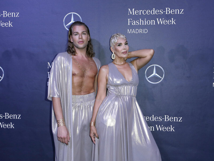 Modelos en el backstage de IFEMA durante MBFW Madrid de septiembre 2022