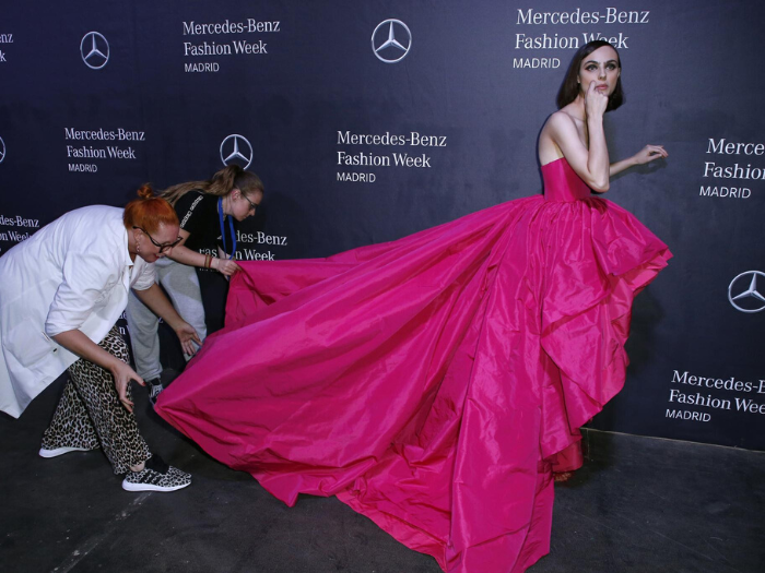 Modelos en el backstage de IFEMA durante MBFW Madrid de septiembre 2022