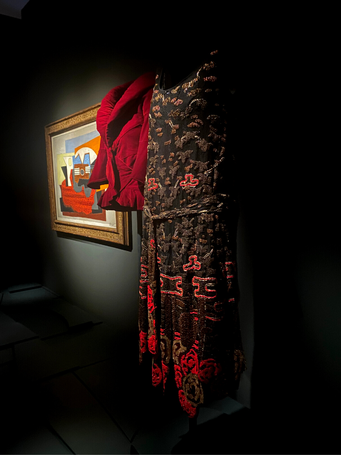 Chaqueta de terciopelo rojo, 1931 & Vestido de noche de tul, gasa y paillettes 1926