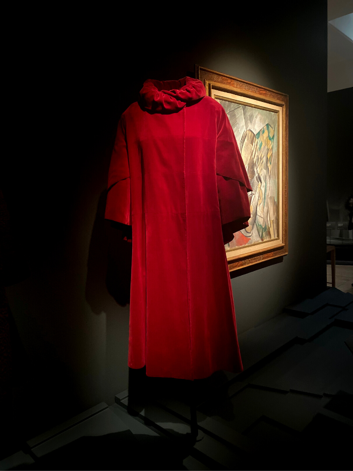 Capa roja de Chanel con pintura de Picasso al fondo