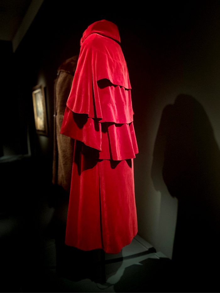 Capa roja de Chanel con pintura de Picasso al fondo