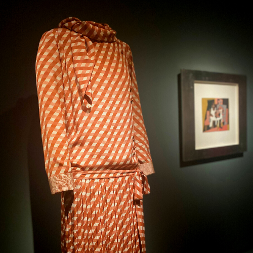Vestido de cuadros de Chanel con pintura de Picasso al fondo