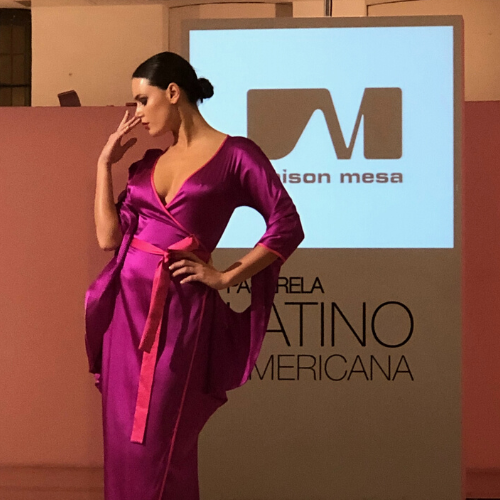 Modelo desfilando para Maison Mesa en Pasarela Latinoamericana