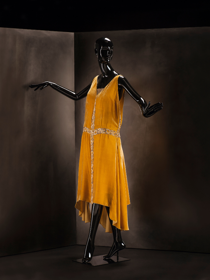 Vestido de noche amarillo creado por Coco Chanel