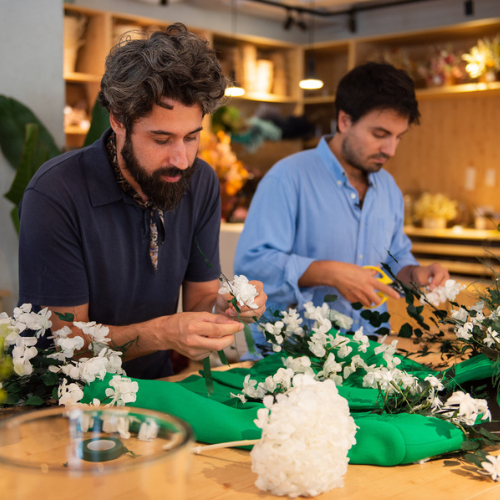 Moisés Nieto junto al florista de Elena Súarez & Co