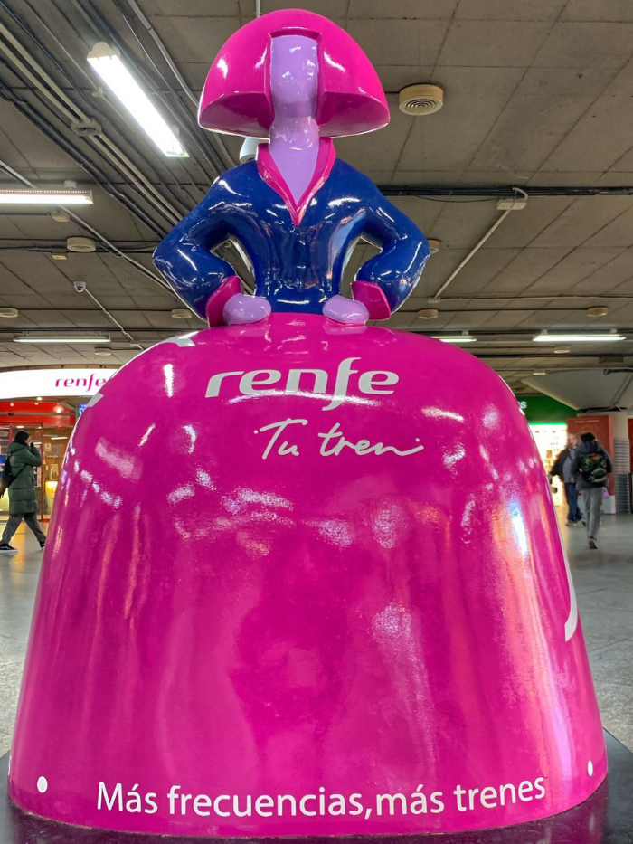 Menina RENFE en el interior Estación de Atocha