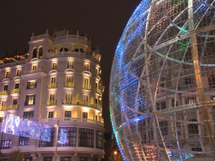 Luces de Navidad frente al edificio Metrópolis