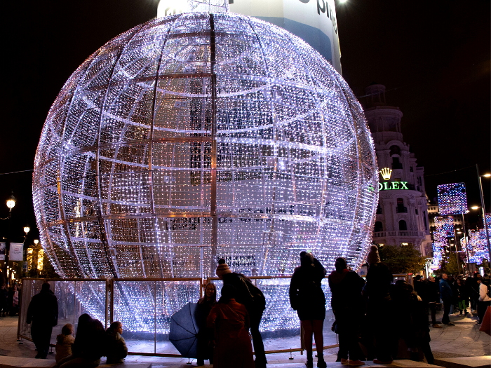 Luces de Navidad frente al edificio Metrópolis