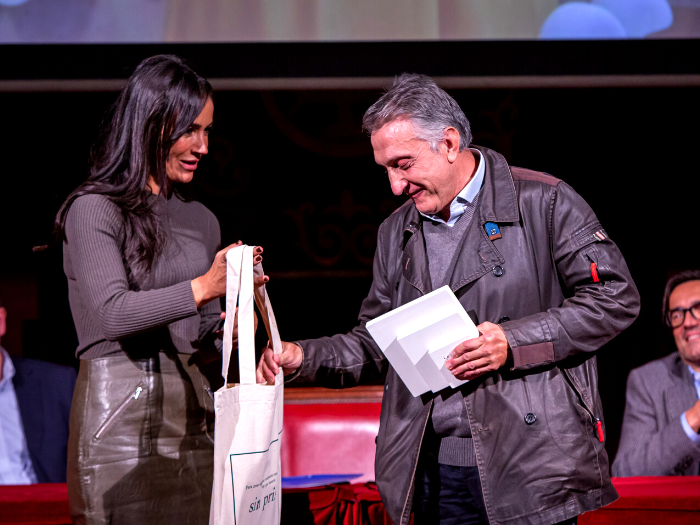 Begoña Villacís junto al responsable de la Asociación de Comerciantes de El Rastro