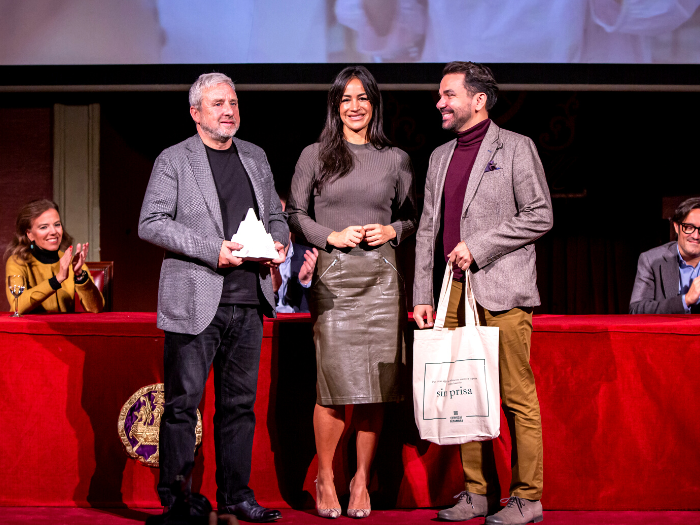 Begoña Villacís junto a los artesanos de Calzados Franjul