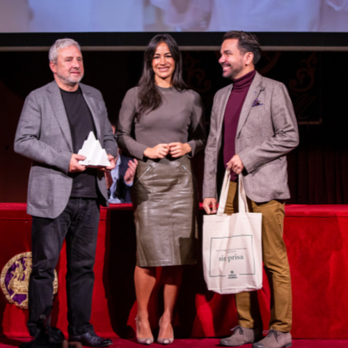 Begoña Villacís junto a los artesanos de Calzados Franjul