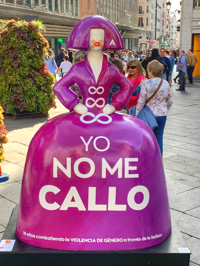 Menina Yo no me callo - Avon - Plaza de Callao © @footstepsinmadrid