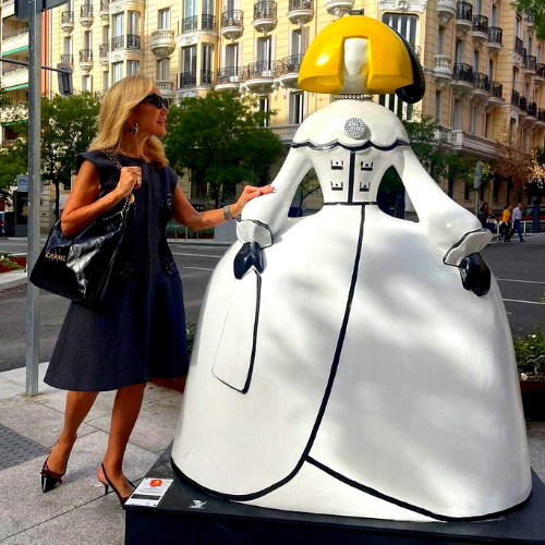 Carmen Lomana junto a su menina en el Barrio de Salamanca