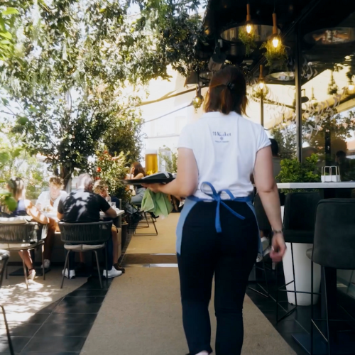 Camarera en la terraza del bar del Mercado de San Antón