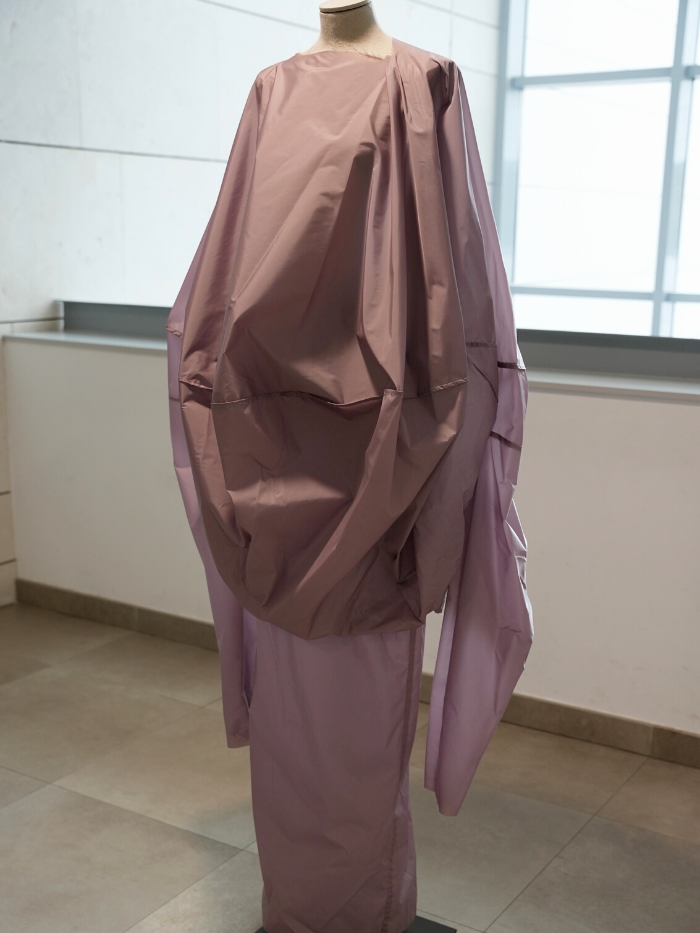 Maniquí en la exposición de Ernesto Naranjo, 'La fluidez del tejido en la Universidad Villanueva