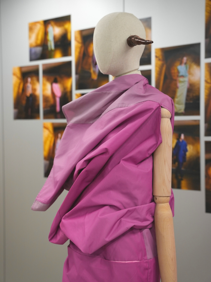 Maniquí en la exposición de Ernesto Naranjo, 'La fluidez del tejido en la Universidad Villanueva